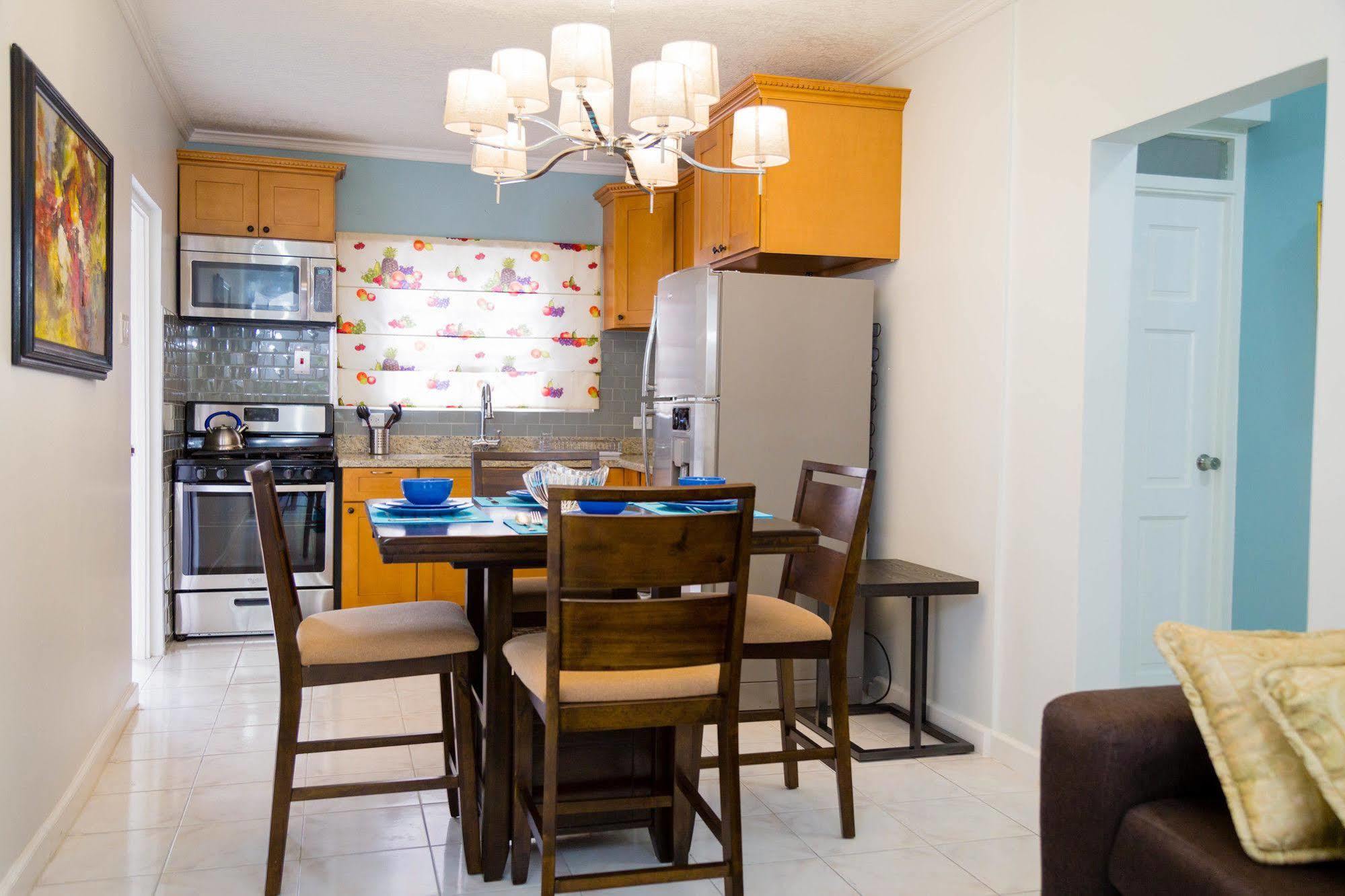 Centrally Located Guest Apartments Kingston Exteriör bild