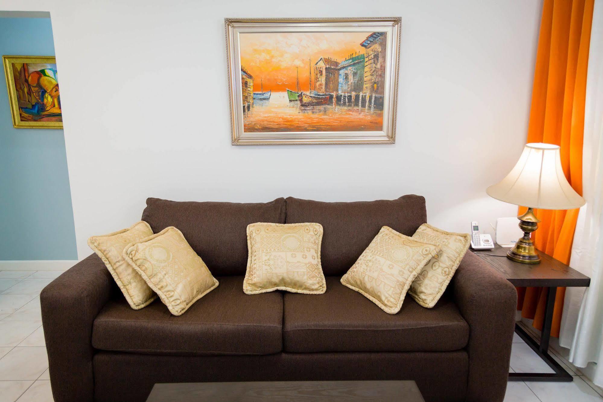 Centrally Located Guest Apartments Kingston Exteriör bild