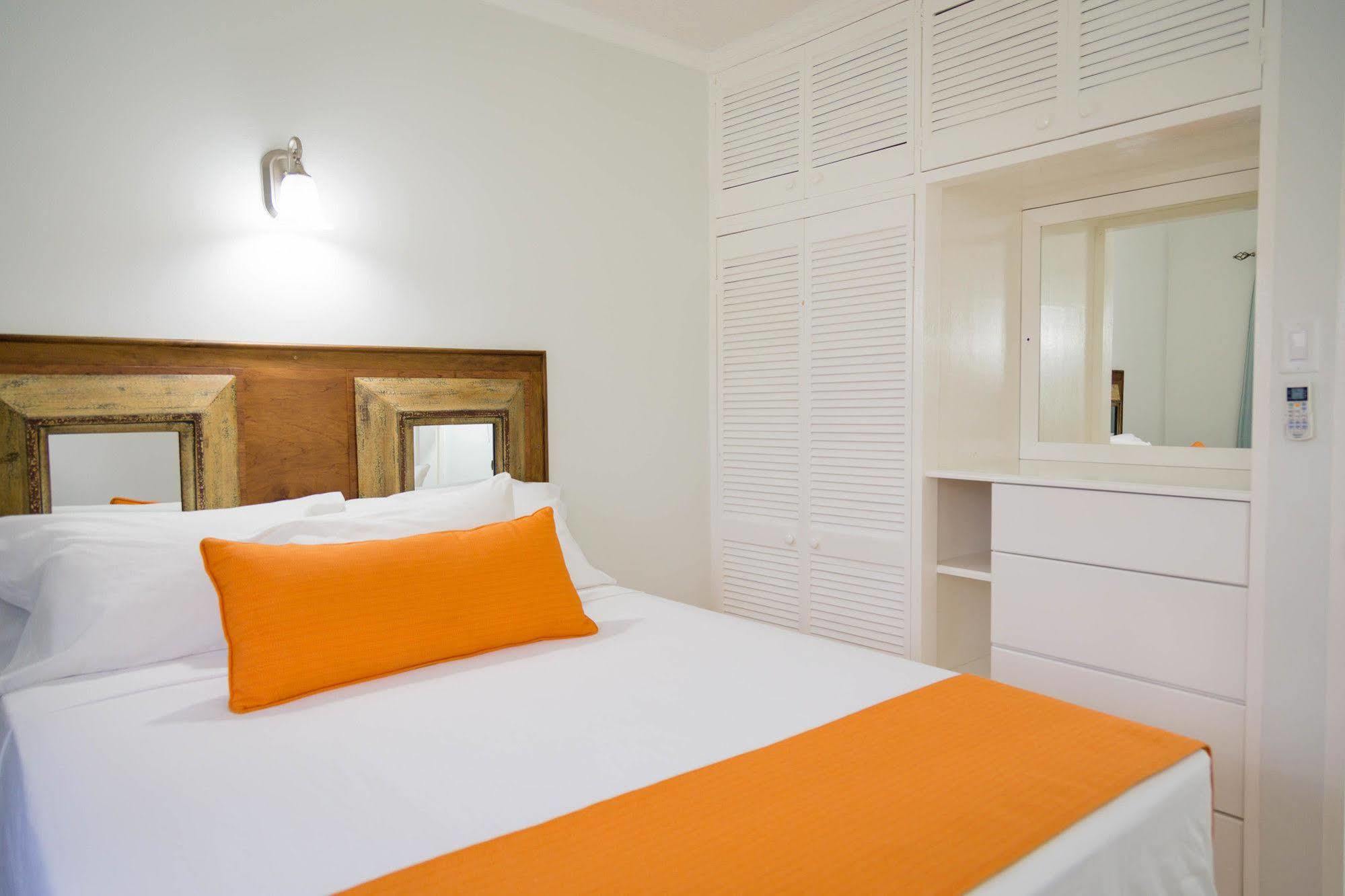 Centrally Located Guest Apartments Kingston Exteriör bild